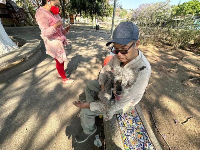 Perro ataca a una persona y su mascota en el puente de artesanías 