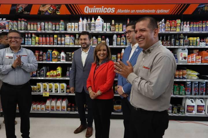 Celebra gobernadora de Tlaxcala inauguración de Autozone en Huamantla 