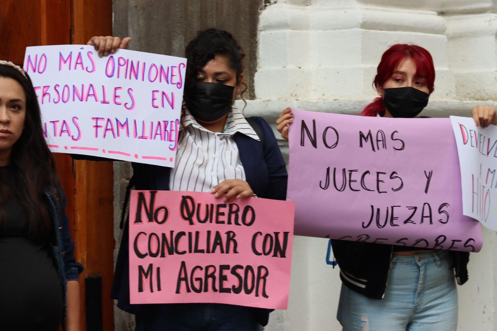Colectivos feministas se manifiestan a las afueras del Poder Judicial