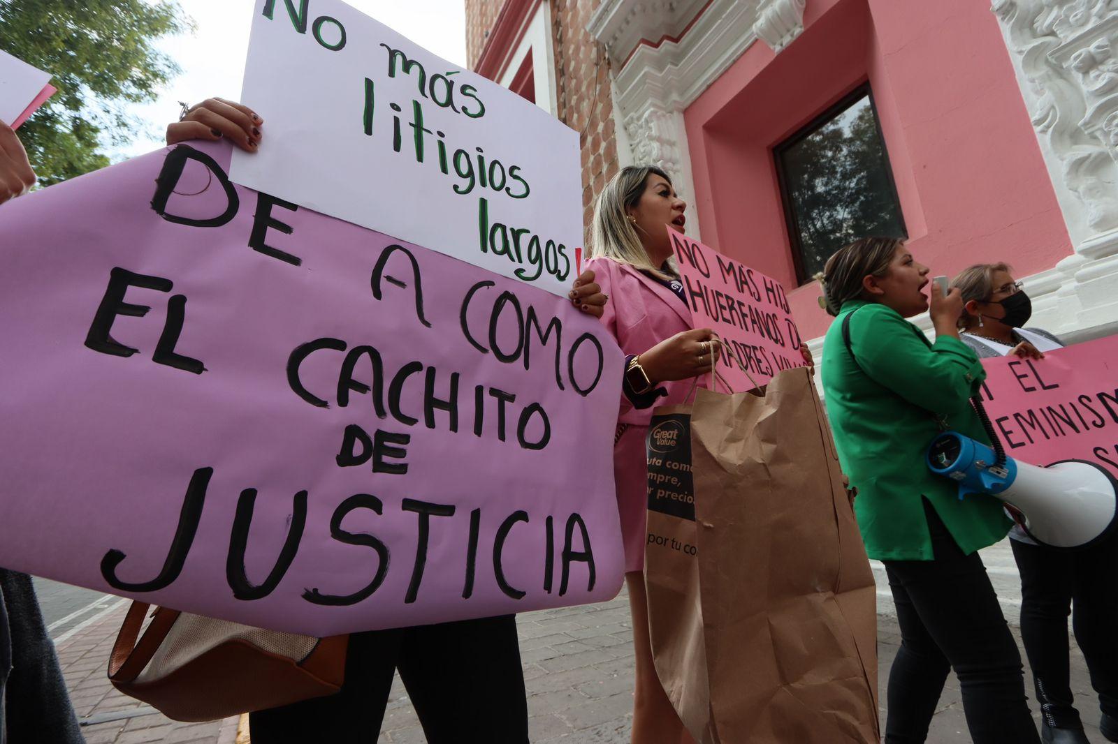 Colectivos feministas se manifiestan a las afueras del Poder Judicial