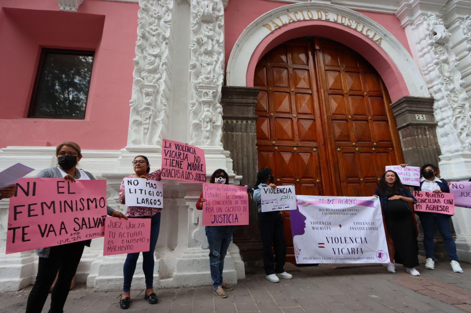 Colectivos feministas se manifiestan a las afueras del Poder Judicial
