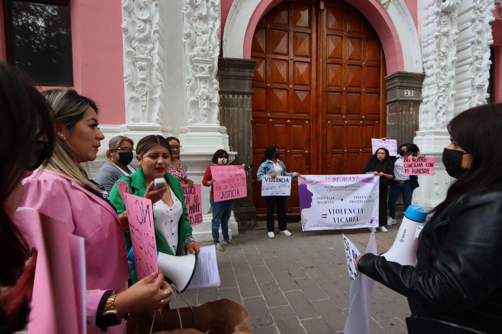 Colectivos feministas se manifiestan a las afueras del Poder Judicial