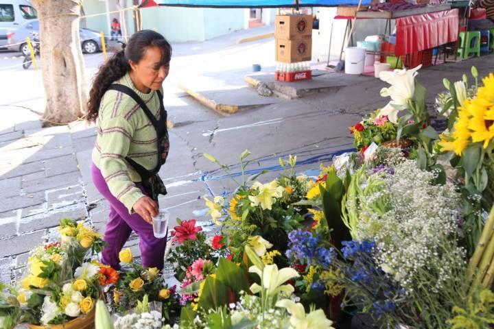 Flores a la virgen que bajará el próximo lunes por las calles de Tlaxcala