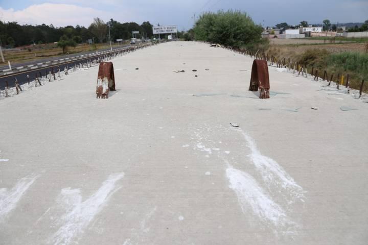 Abandonan puente peatonal en Panotla