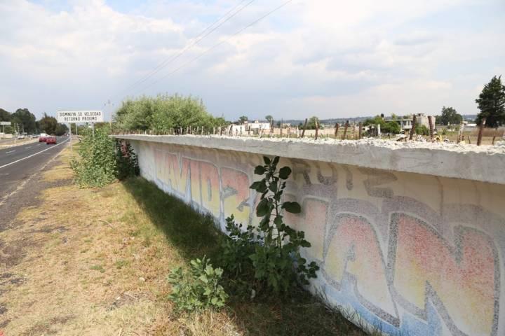 Abandonan puente peatonal en Panotla