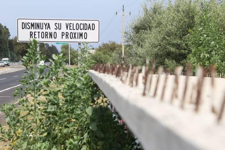 Abandonan puente peatonal en Panotla