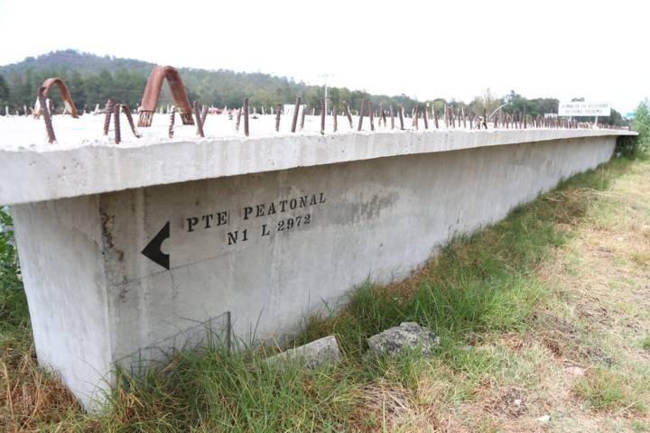 Abandonan puente peatonal en Panotla