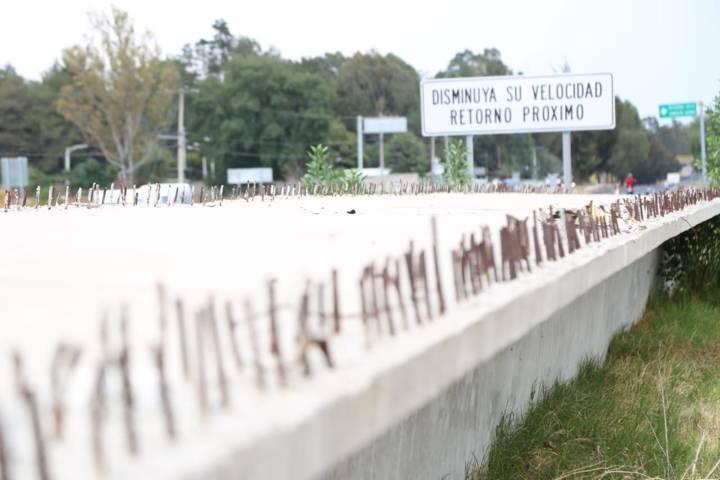 Abandonan puente peatonal en Panotla