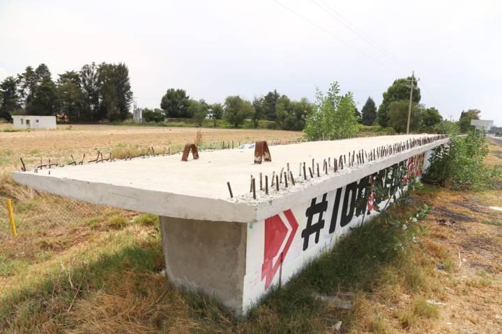 Abandonan puente peatonal en Panotla