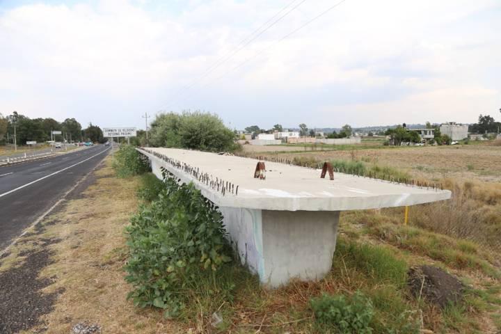 Abandonan puente peatonal en Panotla