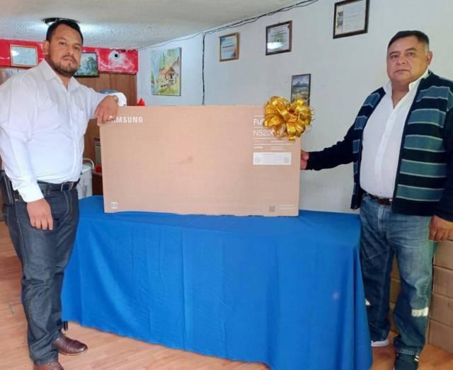 Diputado Ever Campech atiende peticiones de ciudadanos y autoridades.