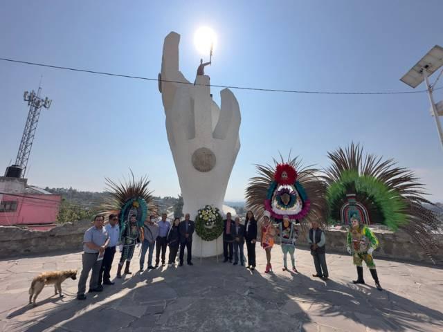 Pobladores de Tizatlán realizan guardia de honor en el monumento de Xicohténcatl Axayacatzin 