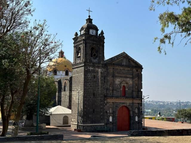 Pobladores de Tizatlán realizan guardia de honor en el monumento de Xicohténcatl Axayacatzin 