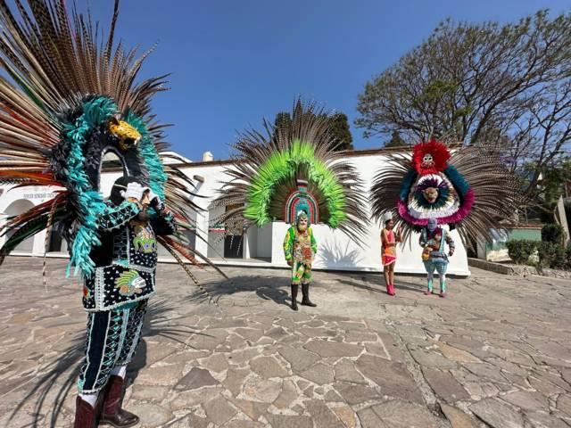Pobladores de Tizatlán realizan guardia de honor en el monumento de Xicohténcatl Axayacatzin 