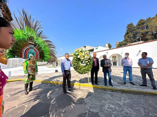 Pobladores de Tizatlán realizan guardia de honor en el monumento de Xicohténcatl Axayacatzin 
