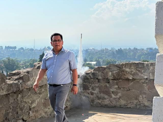 Pobladores de Tizatlán realizan guardia de honor en el monumento de Xicohténcatl Axayacatzin 