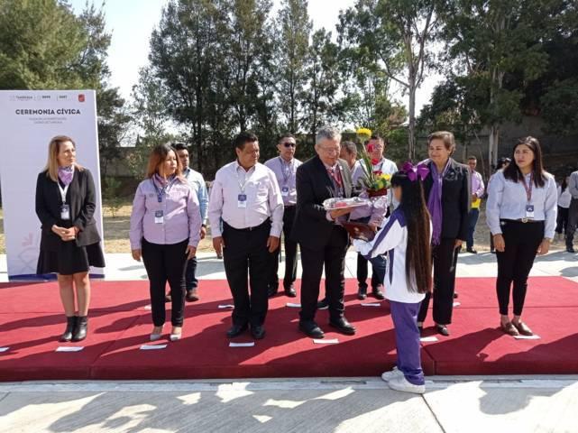 Reconocen autoridades educativas a niñas que participaron en parlamento infantil
