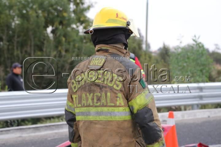 Tras chocar contra una pipa, conductor resulta gravemente lesionado frente a Galerías