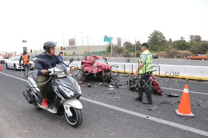 Tras chocar contra una pipa, conductor resulta gravemente lesionado frente a Galerías