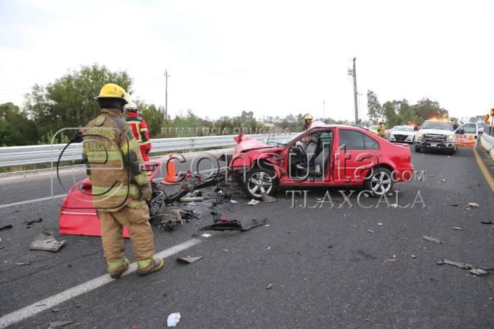 Tras chocar contra una pipa, conductor resulta gravemente lesionado frente a Galerías