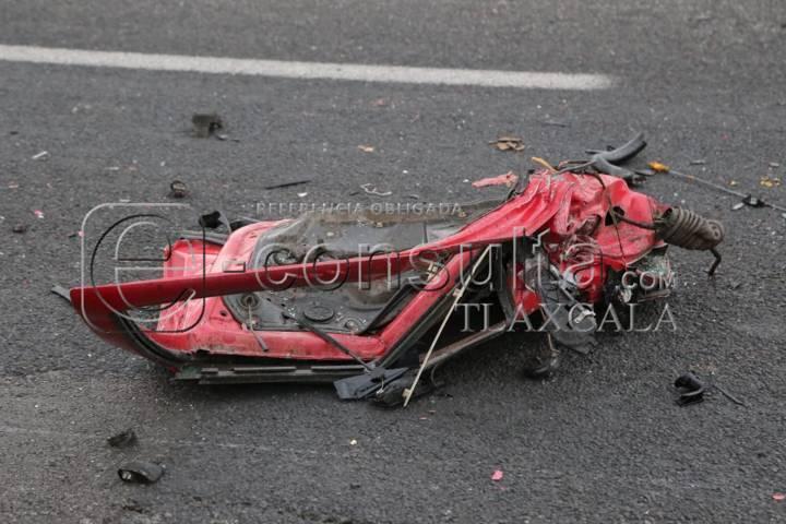 Tras chocar contra una pipa, conductor resulta gravemente lesionado frente a Galerías