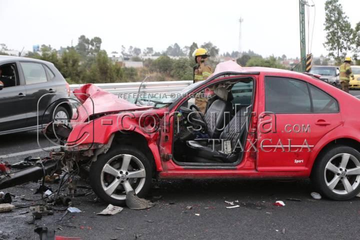 Tras chocar contra una pipa, conductor resulta gravemente lesionado frente a Galerías