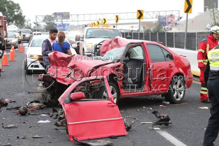 Tras chocar contra una pipa, conductor resulta gravemente lesionado frente a Galerías