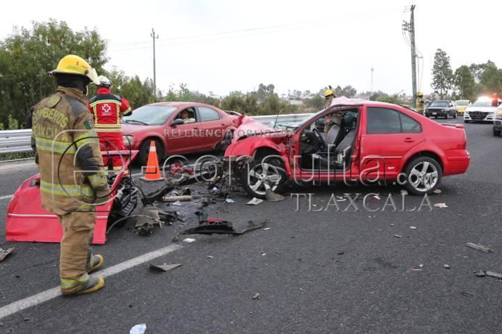 Tras chocar contra una pipa, conductor resulta gravemente lesionado frente a Galerías
