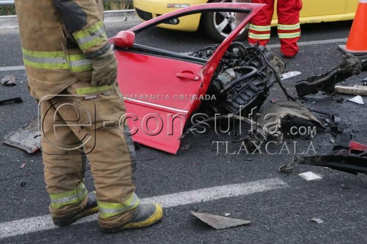 Tras chocar contra una pipa, conductor resulta gravemente lesionado frente a Galerías