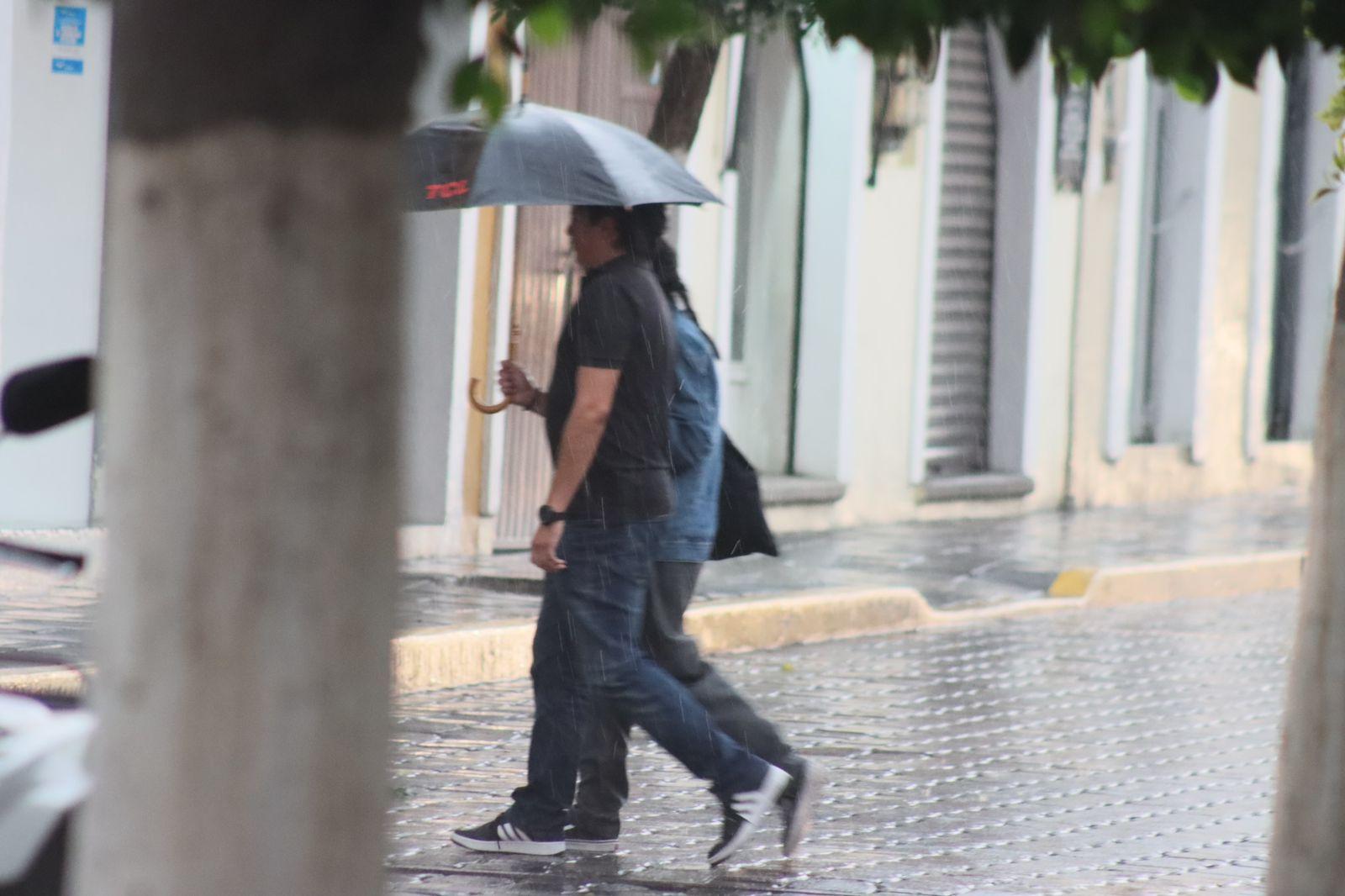 Sorprende lluvia a capitalinos 