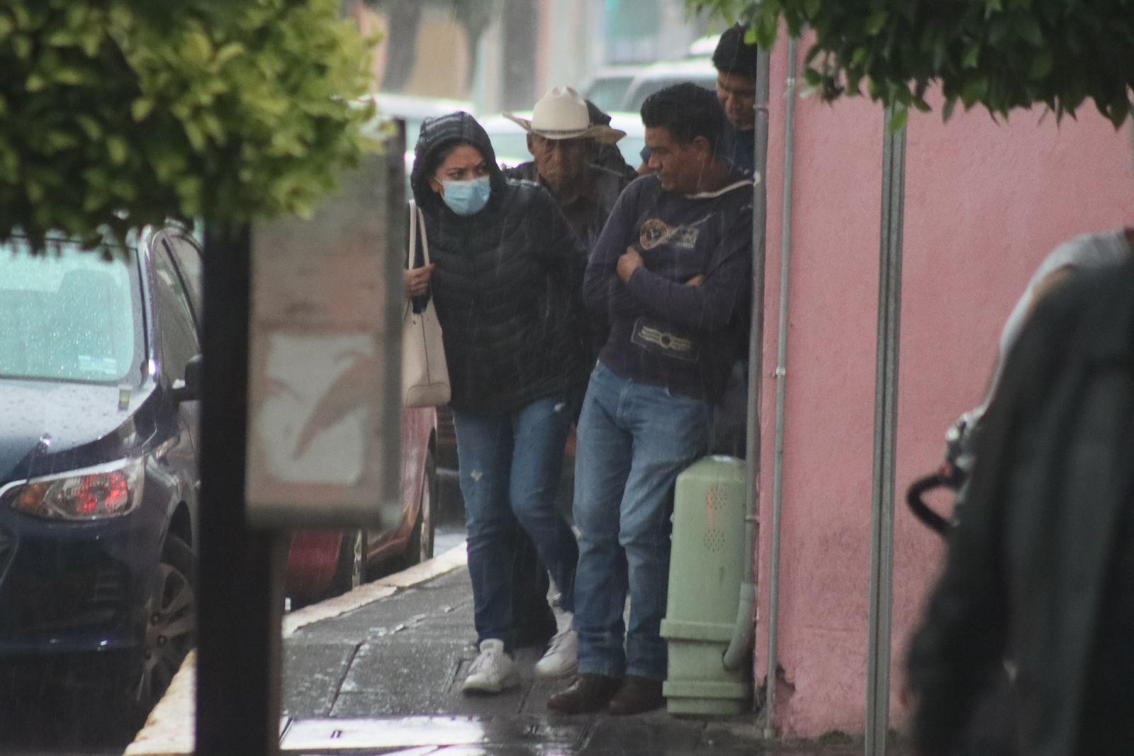 Sorprende lluvia a capitalinos 