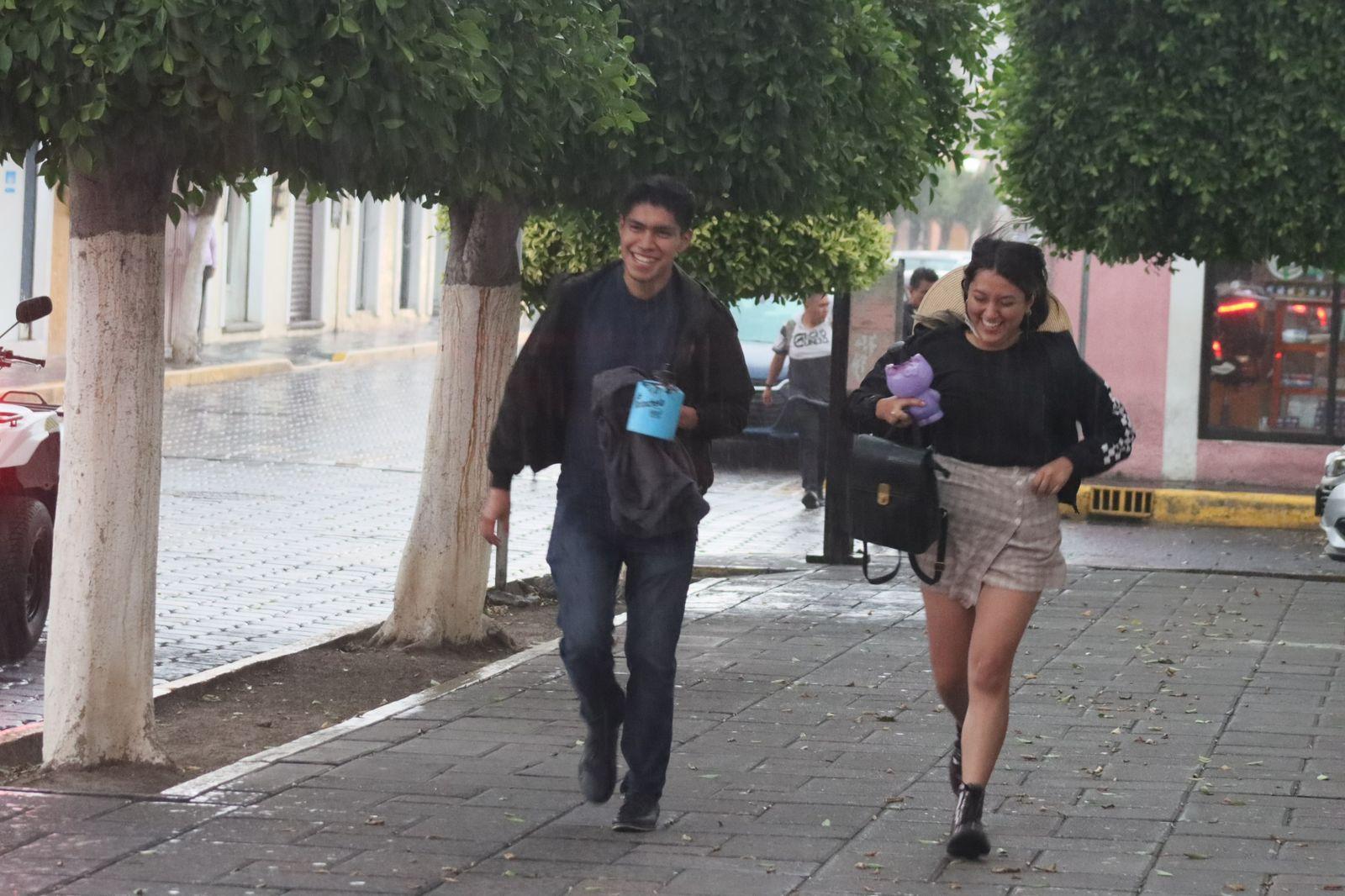 Sorprende lluvia a capitalinos 