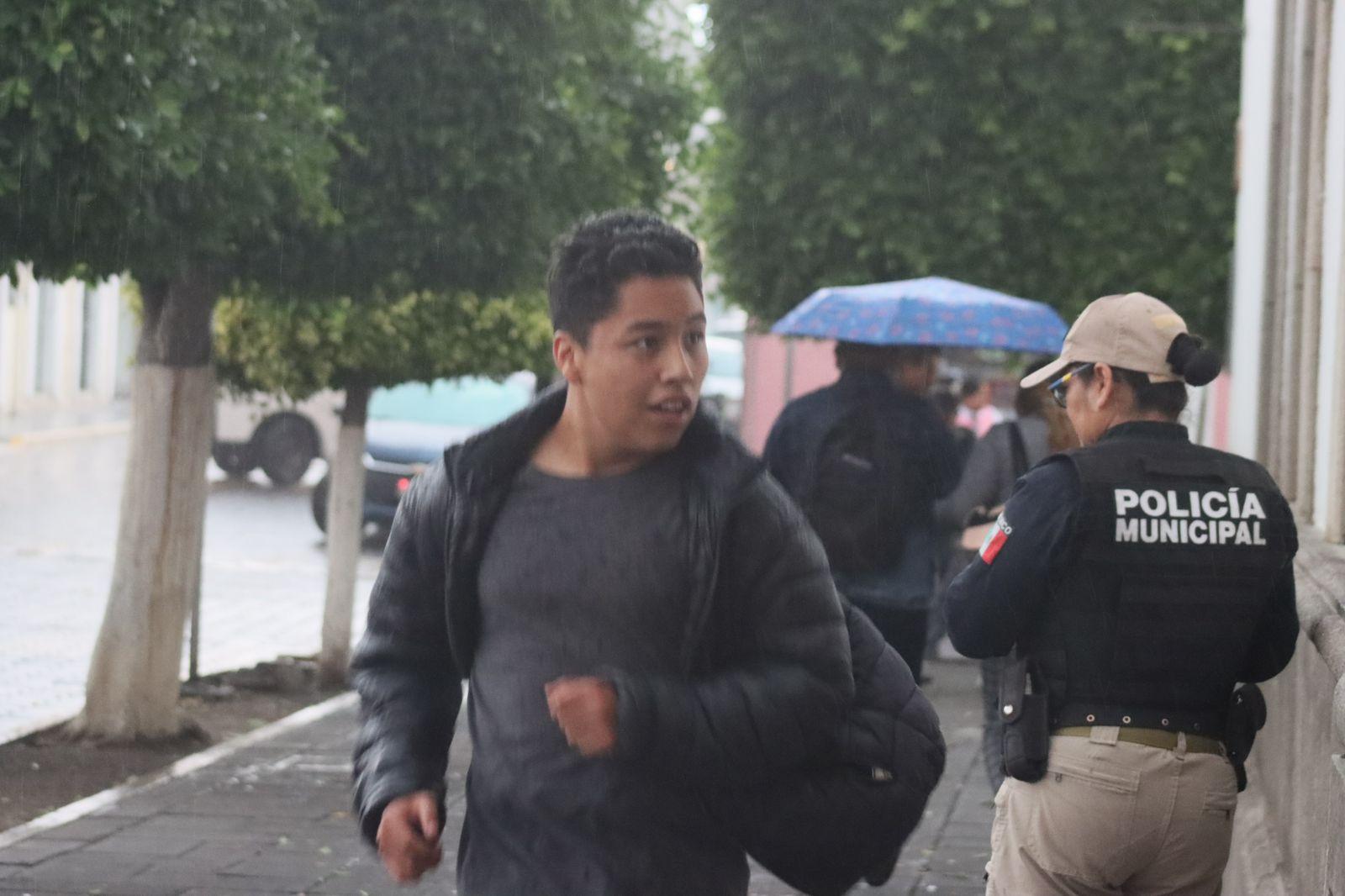 Sorprende lluvia a capitalinos 