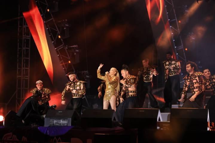 Yuri encanta a mamás tlaxcaltecas en concierto gratuito