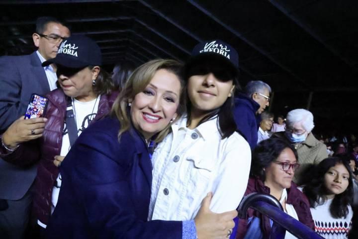 Yuri encanta a mamás tlaxcaltecas en concierto gratuito
