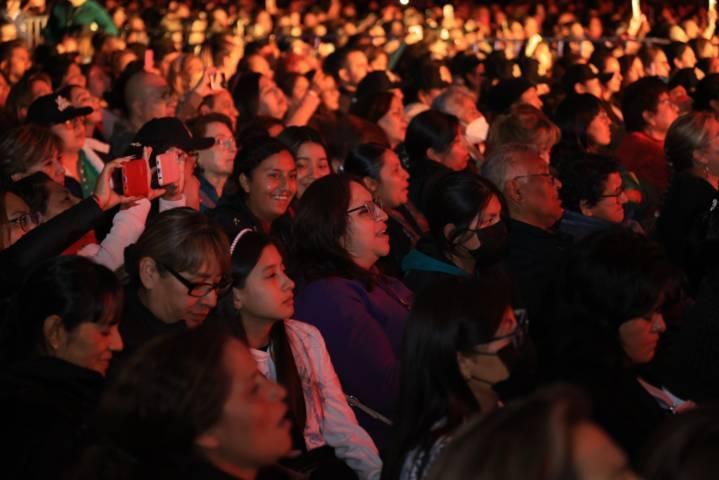 Yuri encanta a mamás tlaxcaltecas en concierto gratuito