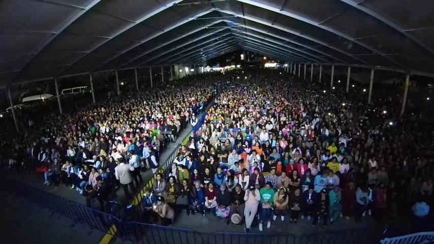 Yuri encanta a mamás tlaxcaltecas en concierto gratuito