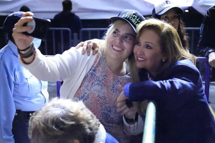 Yuri encanta a mamás tlaxcaltecas en concierto gratuito
