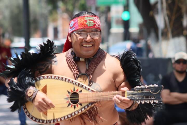 Danzantes de música prehispánica colocan ofrenda a Xicohténcatl 
