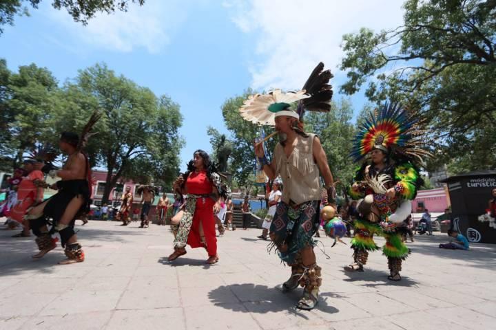 Danzantes de música prehispánica colocan ofrenda a Xicohténcatl 