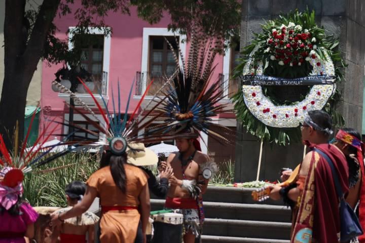 Danzantes de música prehispánica colocan ofrenda a Xicohténcatl 