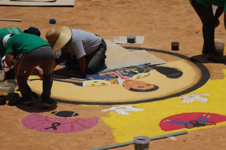 Artesanos elaboran alfombra con retrato Rafael Ortega en la plaza de toros Jorge el “Ranchero” Aguilar