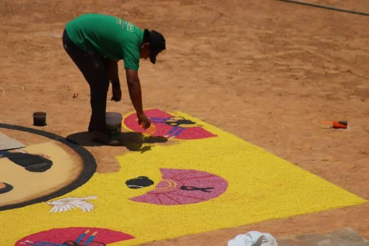 Artesanos elaboran alfombra con retrato Rafael Ortega en la plaza de toros Jorge el “Ranchero” Aguilar