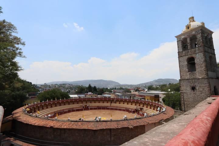 Artesanos elaboran alfombra con retrato Rafael Ortega en la plaza de toros Jorge el “Ranchero” Aguilar