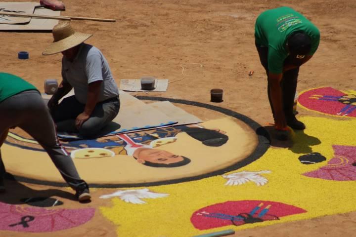Artesanos elaboran alfombra con retrato Rafael Ortega en la plaza de toros Jorge el “Ranchero” Aguilar