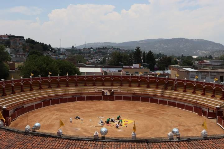 Artesanos elaboran alfombra con retrato Rafael Ortega en la plaza de toros Jorge el “Ranchero” Aguilar