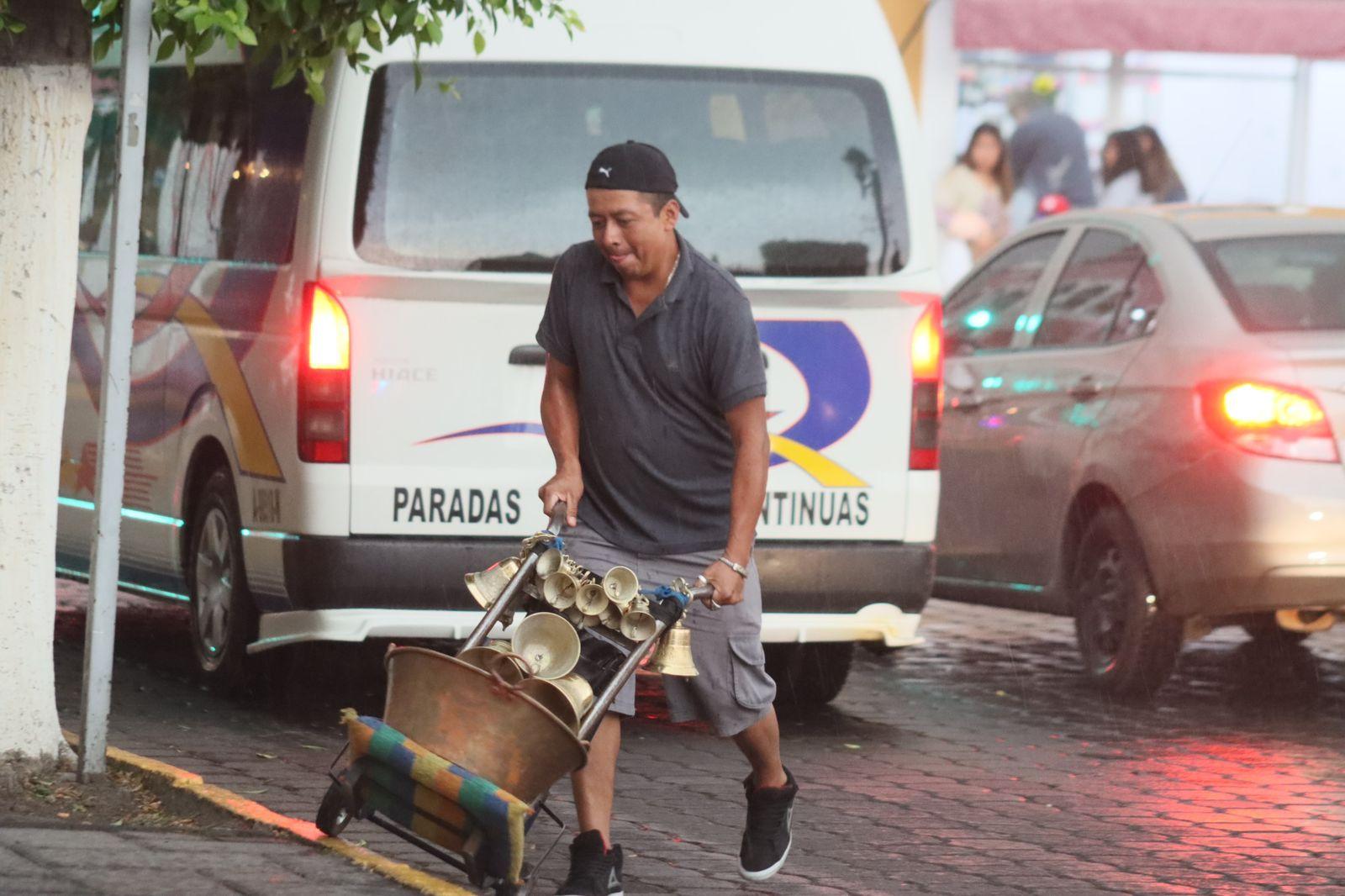 Sorprende lluvia a capitalinos 