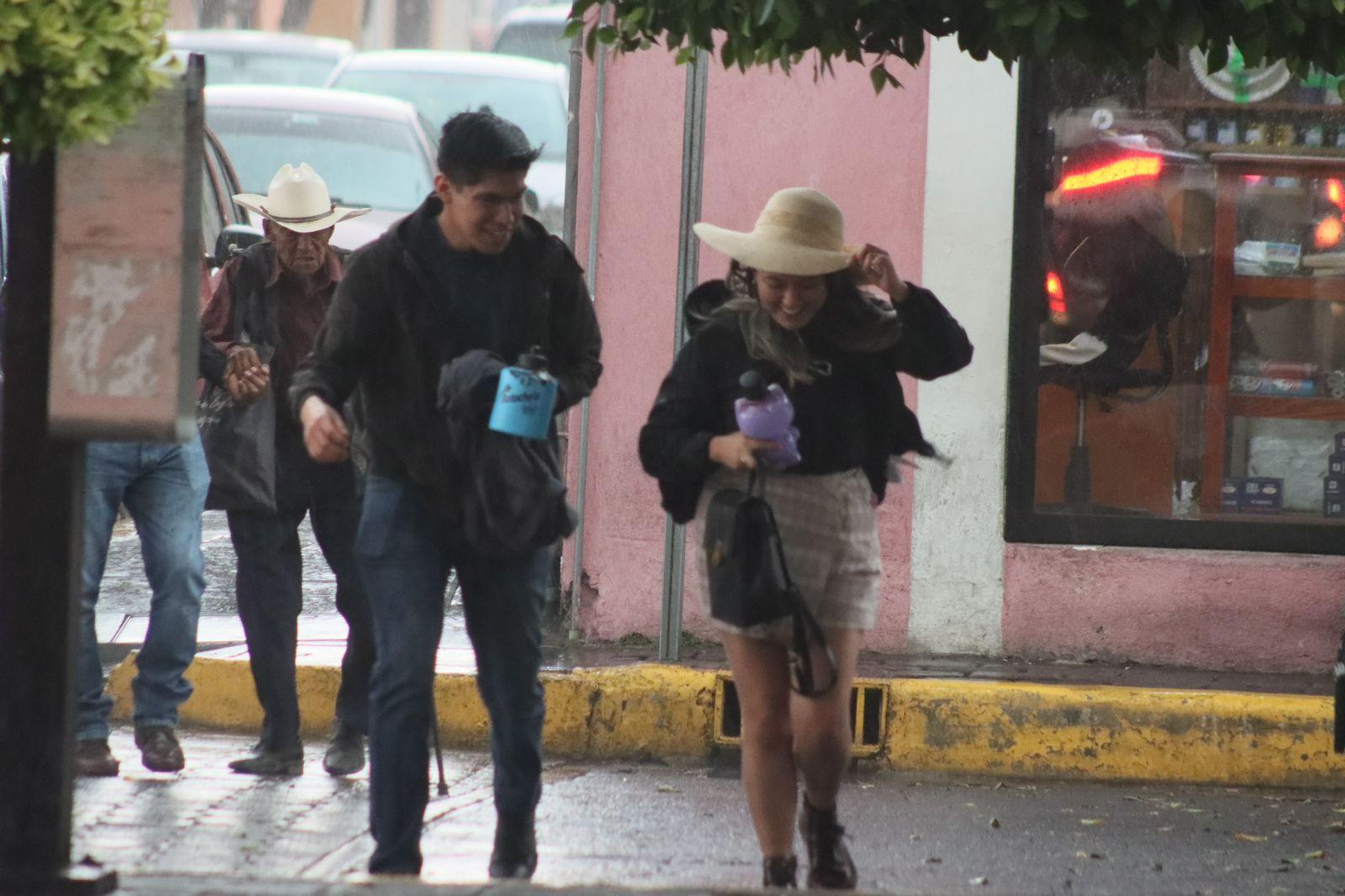 Sorprende lluvia a capitalinos 