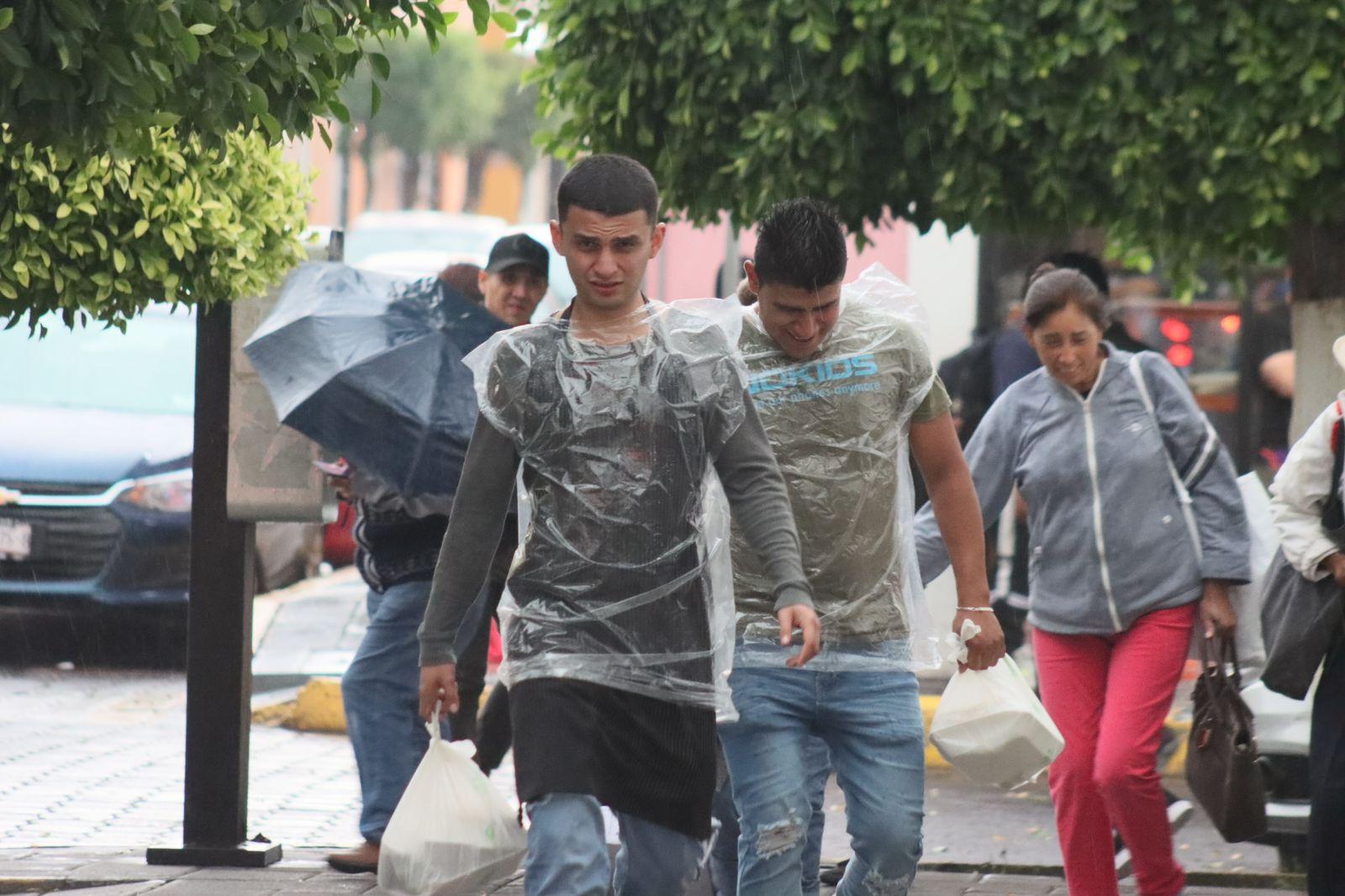 Sorprende lluvia a capitalinos 