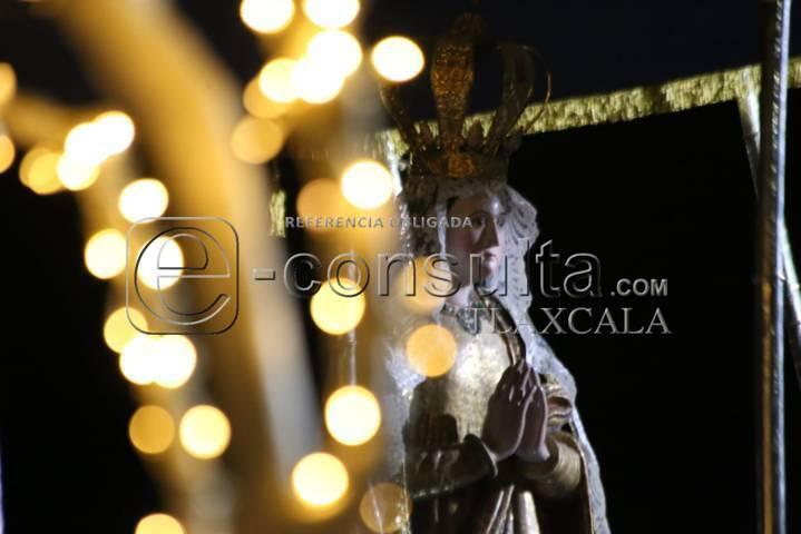 Realizan tradicional bajada de la Virgen de Ocotlán en Tlaxcala